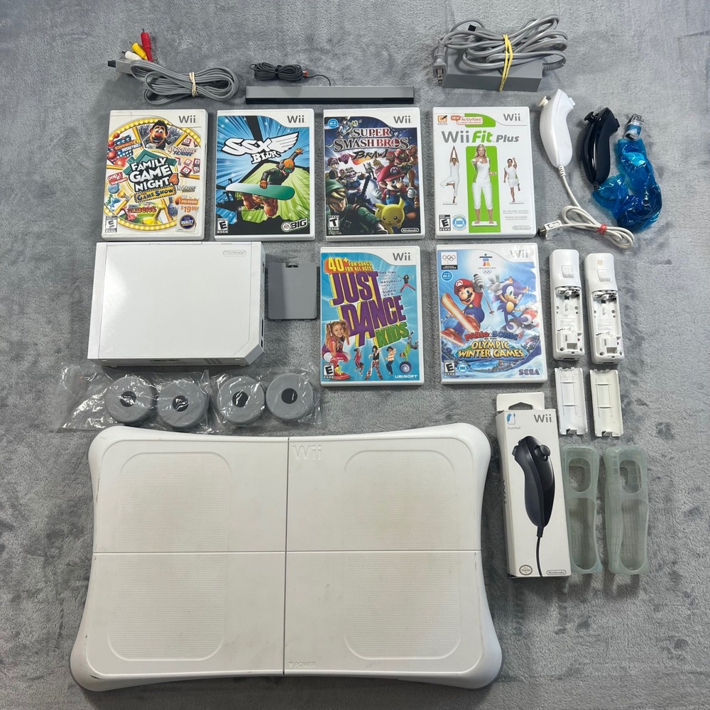 Nintendo Wii Bundle White Console 6‎ Games 2 Remotes Nunchucks Balance Board Fit
